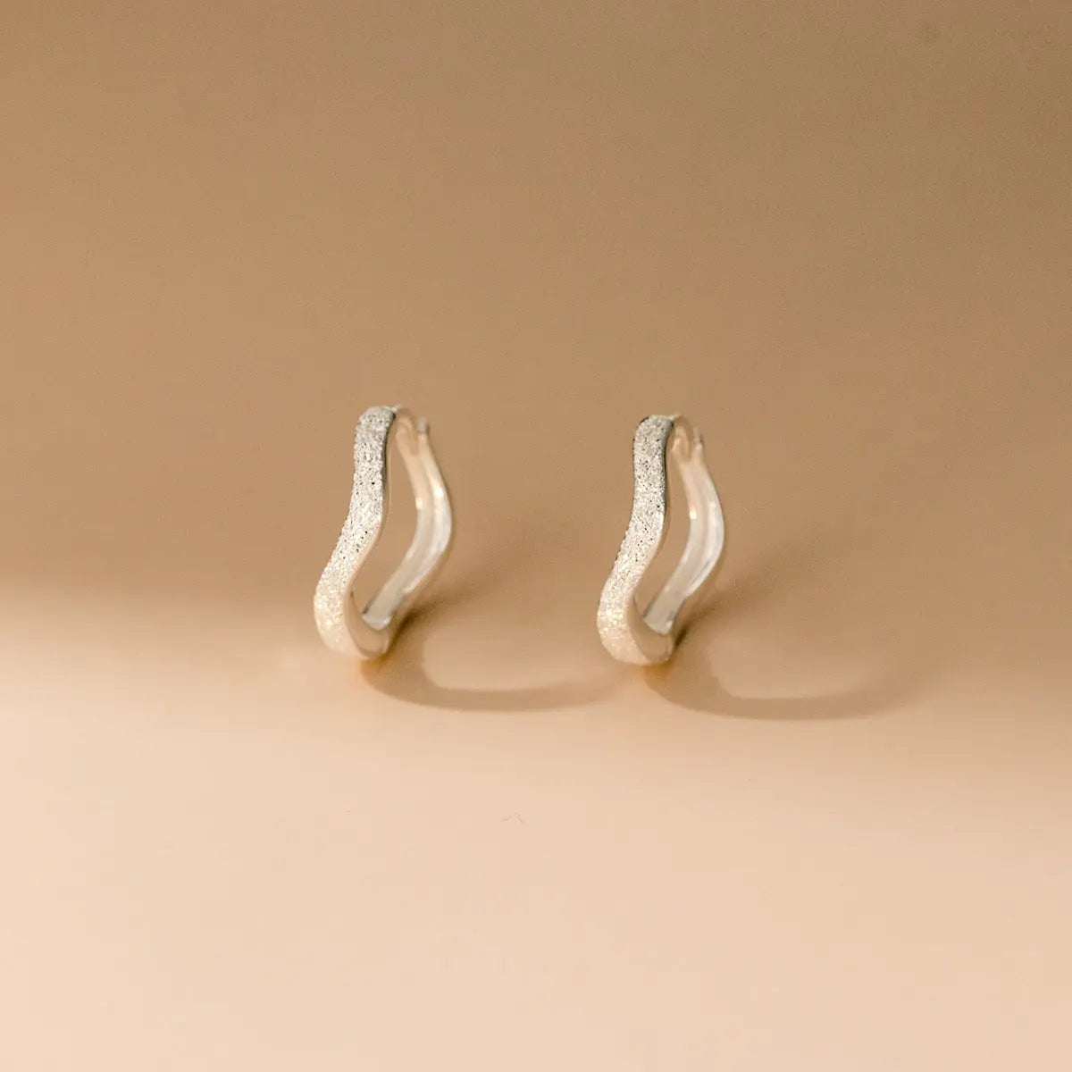 S925 Sterling Silver Simple ins Storm Wave Satin Ear Buckle Fashionable High-end Ear Jewelry for Women TWINKLE QUEEN