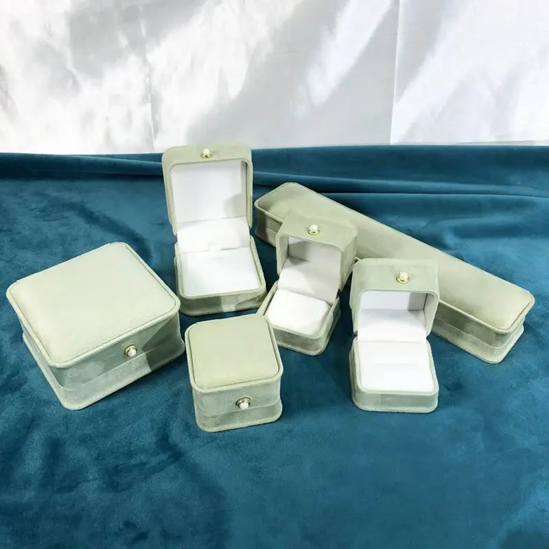 Velvet-lined, adjustable-waist, pearl-buttoned accessory box, ring box, pendant box, bracelet box, jewelry box. TWINKLE QUEEN