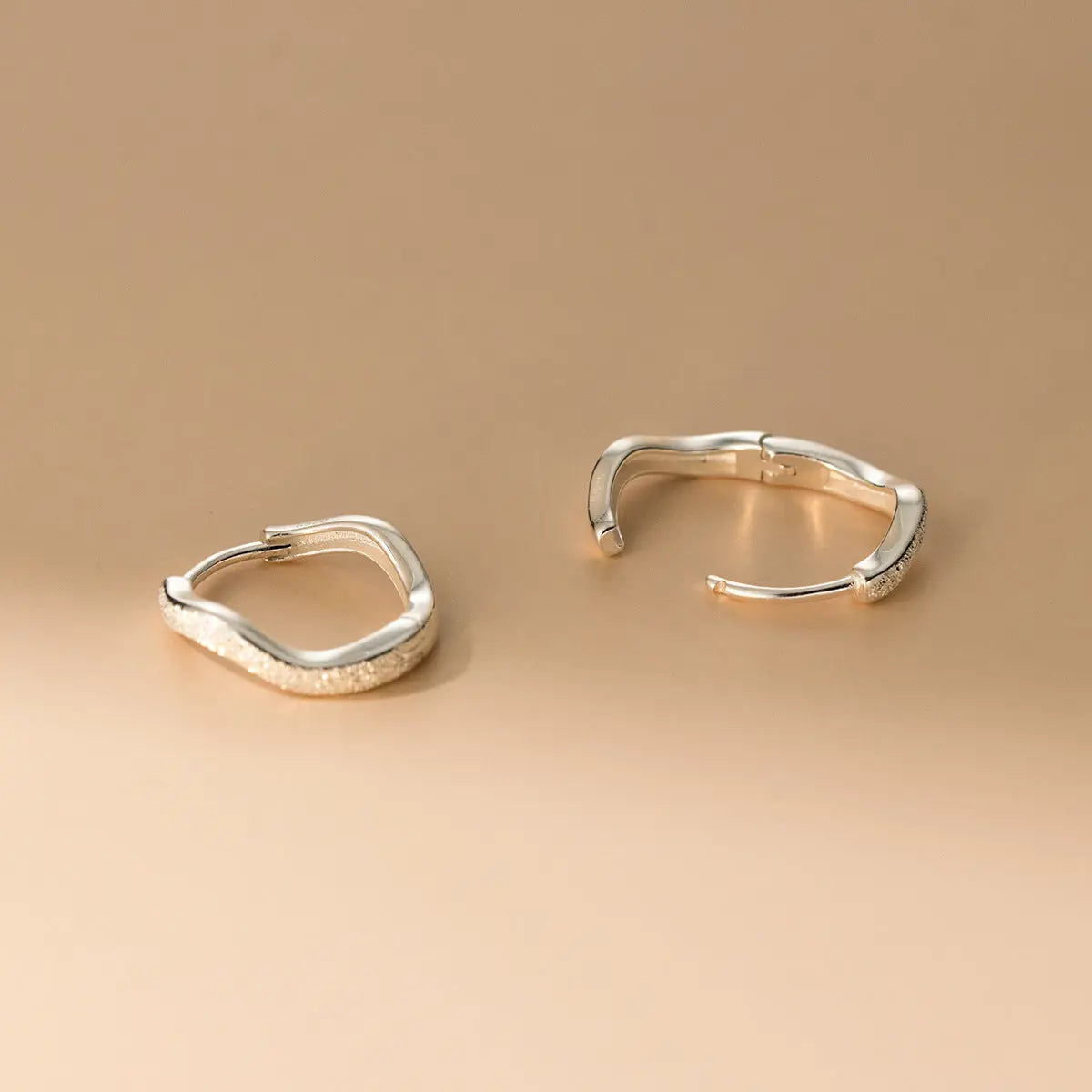 S925 Sterling Silver Simple ins Storm Wave Satin Ear Buckle Fashionable High-end Ear Jewelry for Women TWINKLE QUEEN