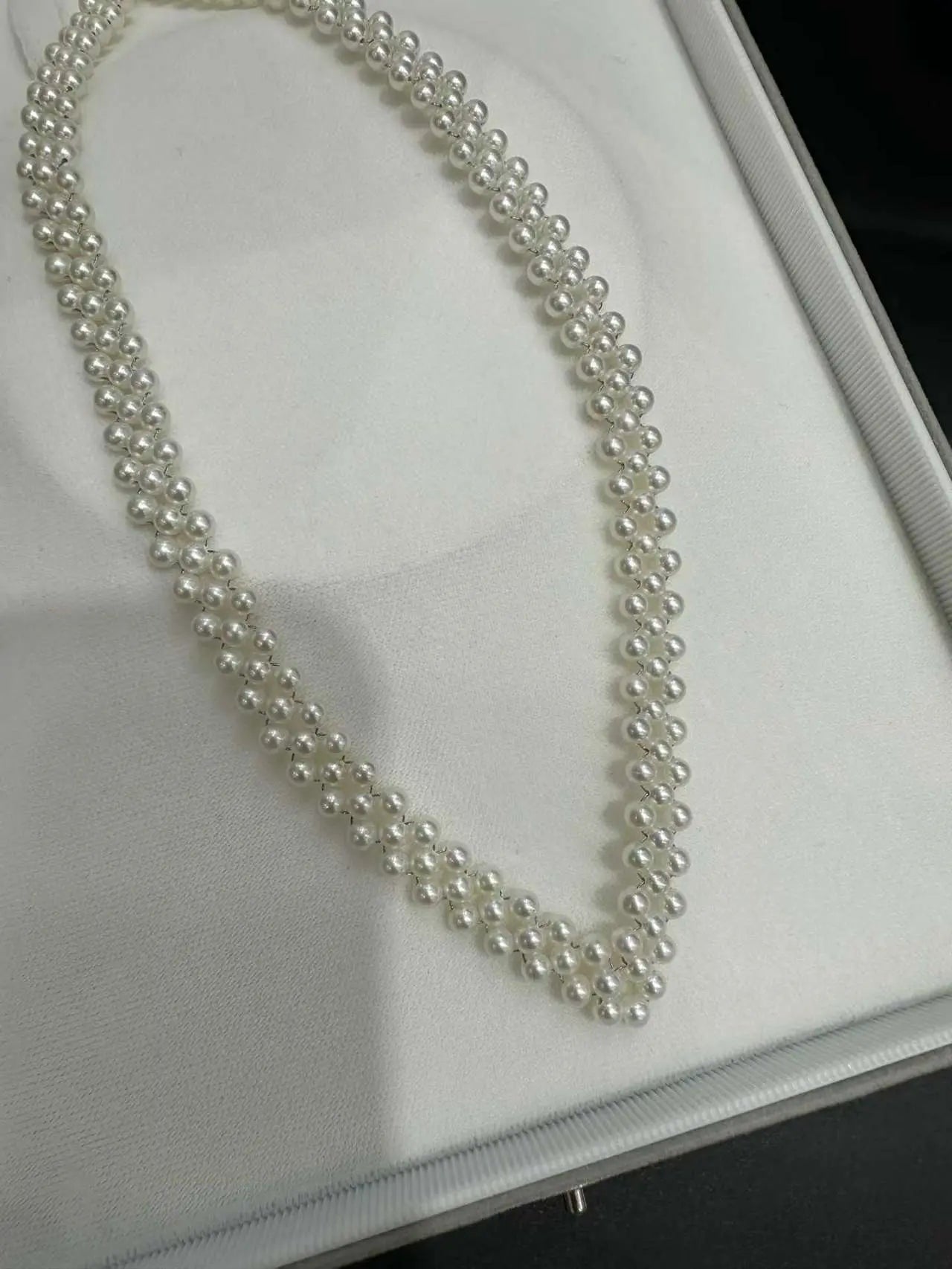 V-neck crocheted necklace that exudes elegance. Natural freshwater AK pearl necklace. TWINKLE QUEEN